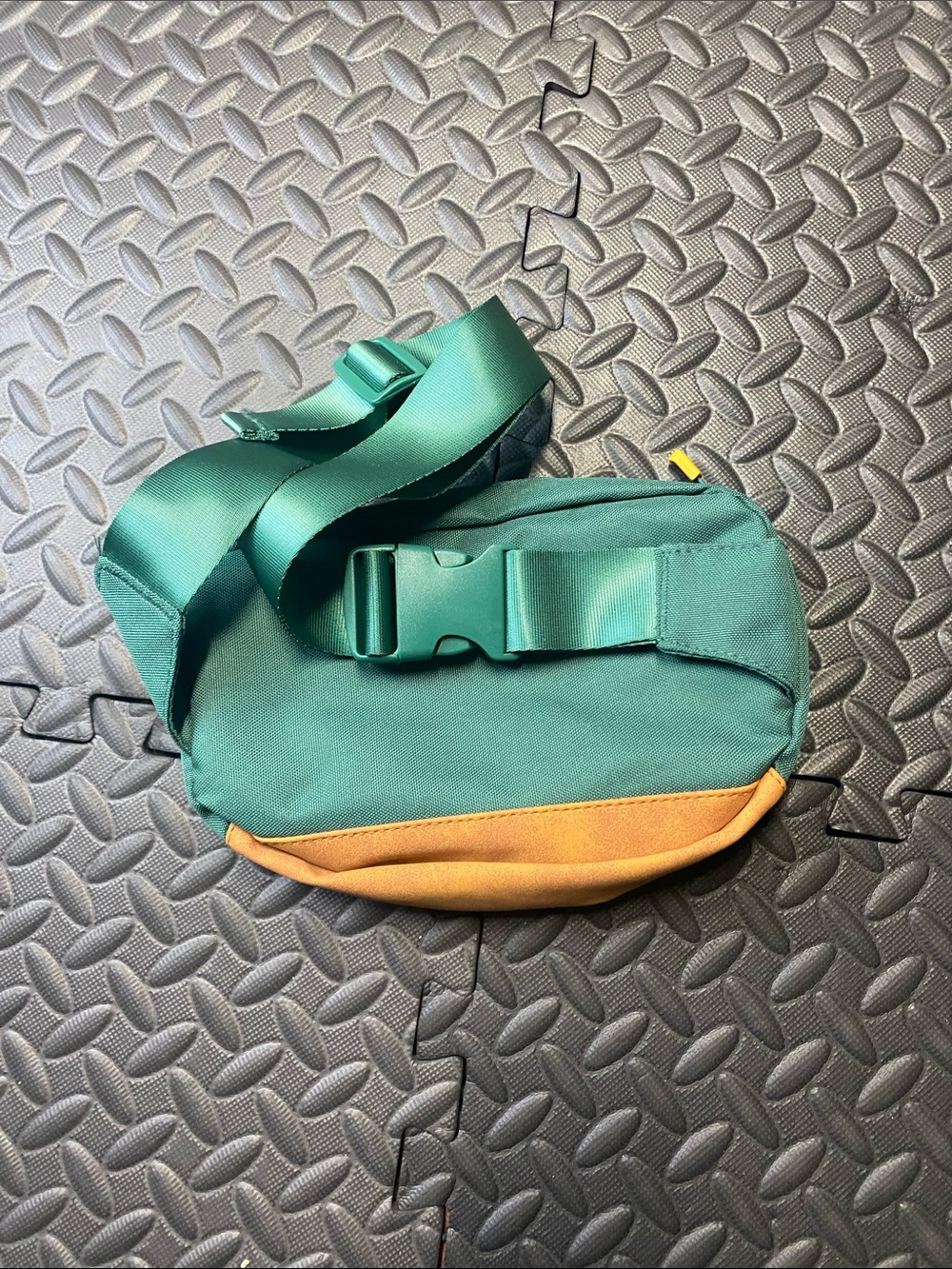 Wilderdog Utility Fanny Pack stores Treats, Balls, Keys in 3 Pockets - Picture 2 of 3